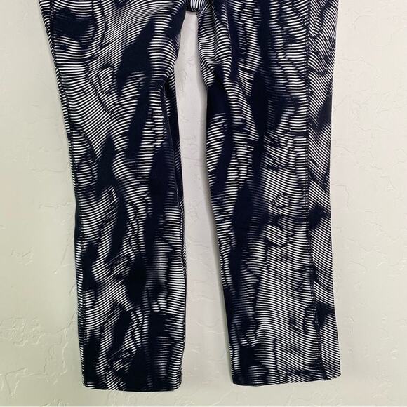 Nike Dri Fit Black + White Legendary Waves Training Reflective Crops XS - Picture 9 of 11